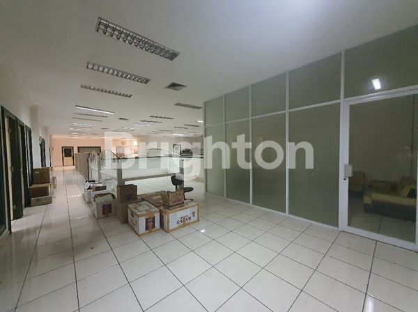 GEDUNG EKS SHOWROOM MOTOR, LOKASI STRATEGIS DI SURYO PRANOTO JAKARTA PUSAT