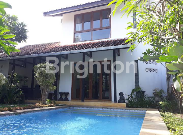 VILLA MEWAH DI MANTRIJERON, KOLAM RENANG PRIBADI